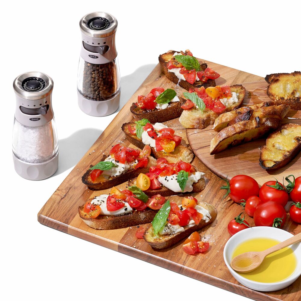 Contoured Mess-Free Salt Grinder K0